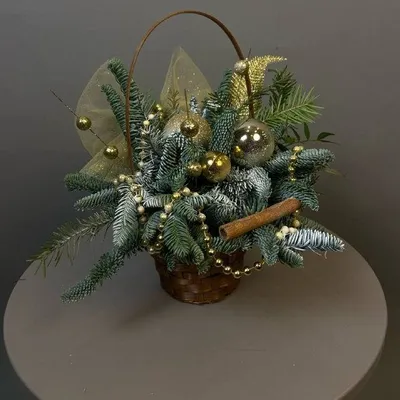 Новогодняя композиция "Корзинка под елкой"