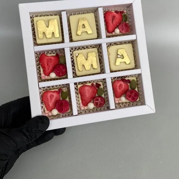 Набор конфет из бельгийского шоколада с ягодами "Мама"