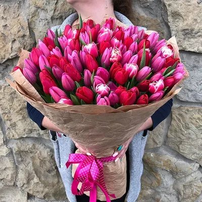 Букет из 101 розового и малинового тюльпана в оформлении