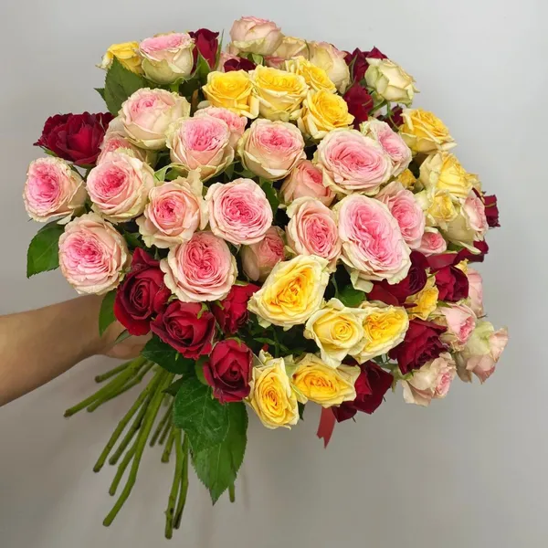 Букет из 25 кустовых роз 40 см