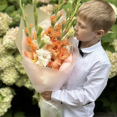 Букет с оранжевым гладиолусом в оформлении