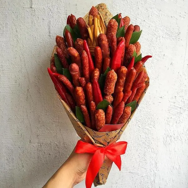 Мужской букет из колбасок и лаврового листа