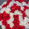 Букет траурный из 80 красных и белых гвоздик 2