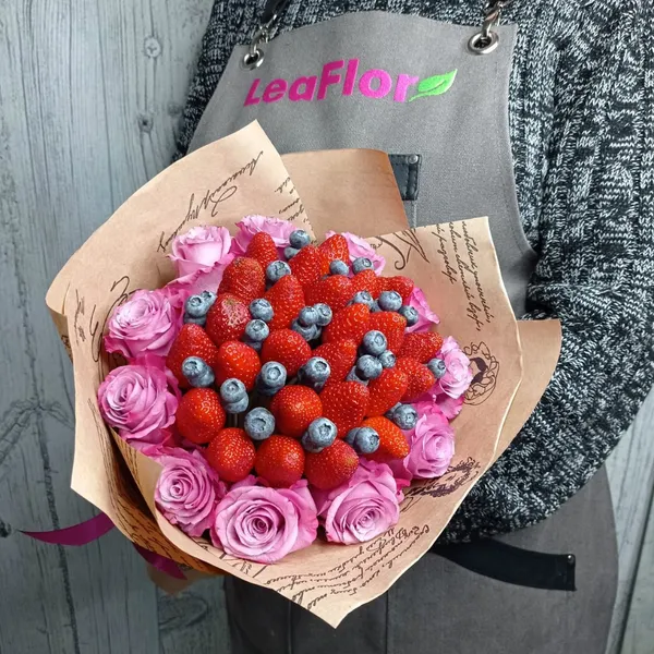 Букет с розами "Сладкая клубничка"