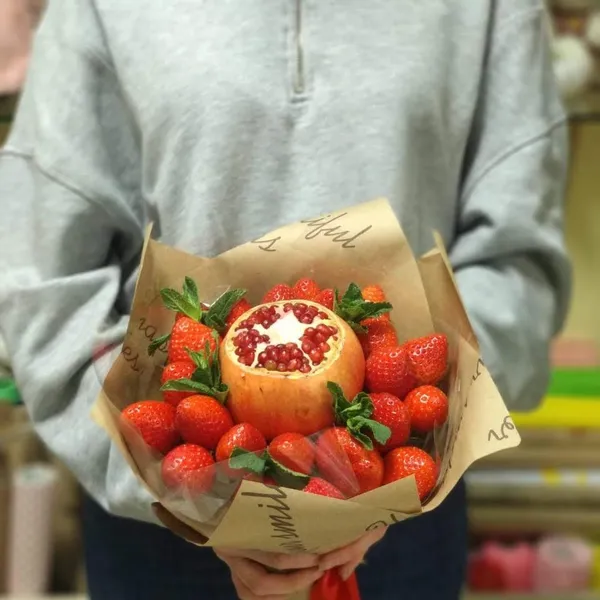 Клубничный букет с гранатом и мятой