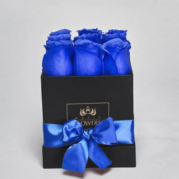9 синих роз в черной коробке