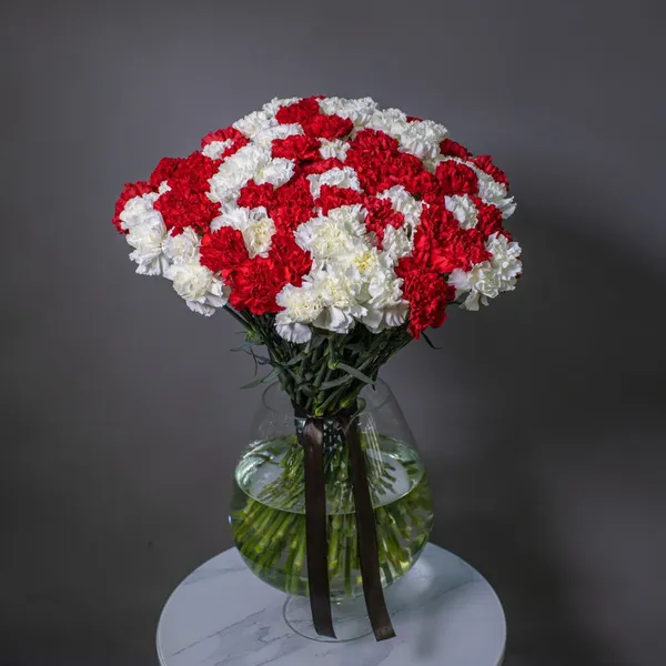 Букет траурный из 80 красных и белых гвоздик