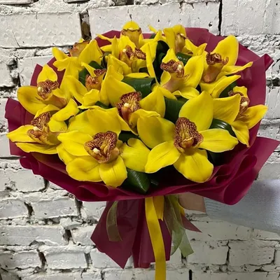 Букет из 15 желтых орхидей в оформлении