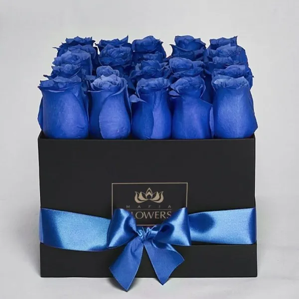25 синих роз в черной коробке