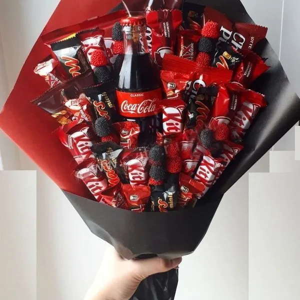 Букет из конфет и шоколада KitKat