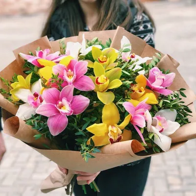 Букет из 15 орхидей микс в оформлении