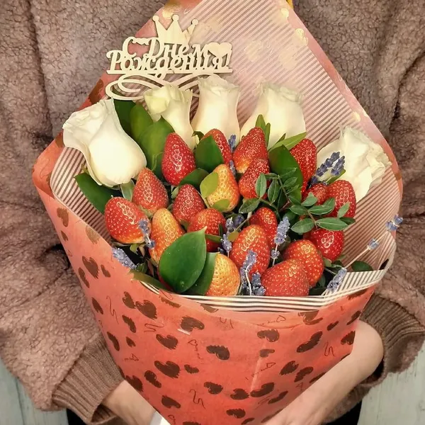 Букет из 21 свежей клубники и розы