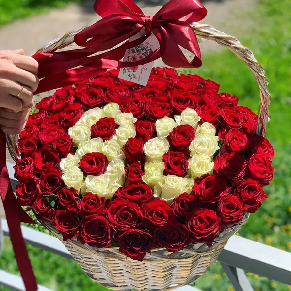 Корзина из 101 розы "Юбилейная 80 "