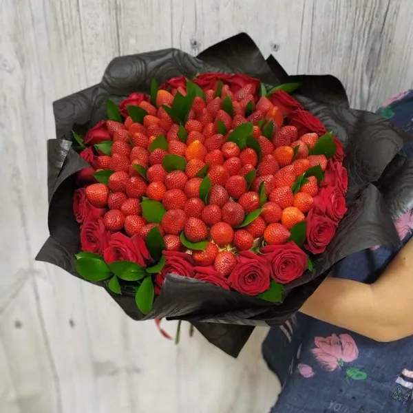 Букет из 101 клубники и роз