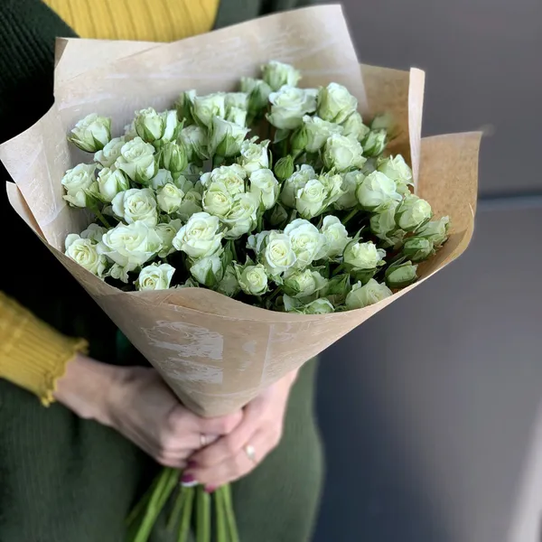 Букет из 11 белых  кустовых роз 40 см