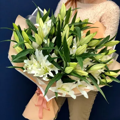 Букет из 25 белых лилий в оформлении