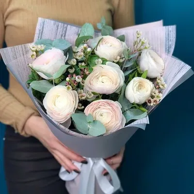 Букет из 7 белых ранункулюсов