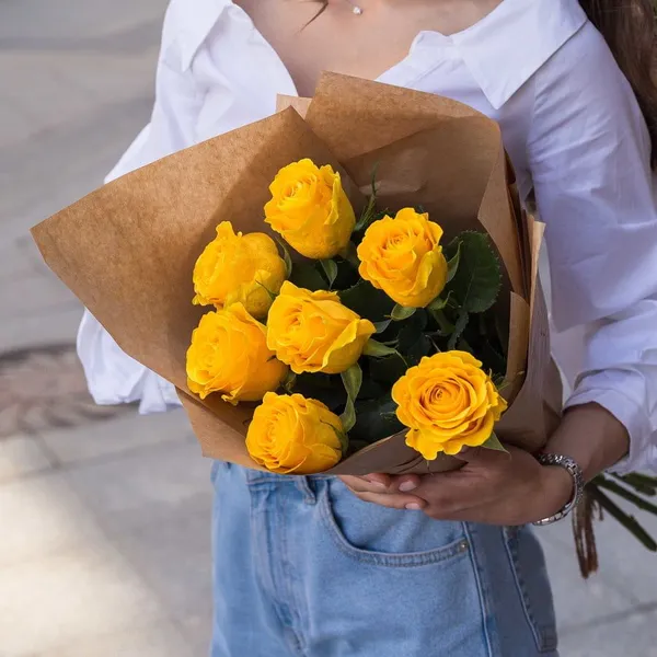 Букет из 7 желтых роз 50 см в оформлении