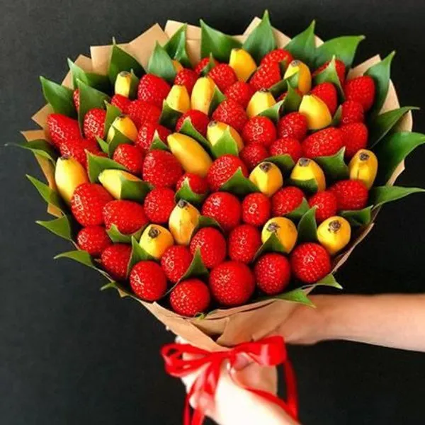 Букет из 51 клубники и бананов