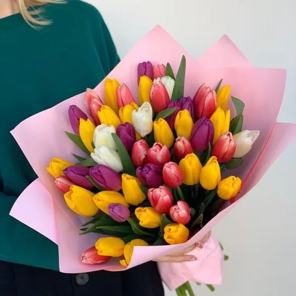 Букет из 51 тюльпана микс в оформлении