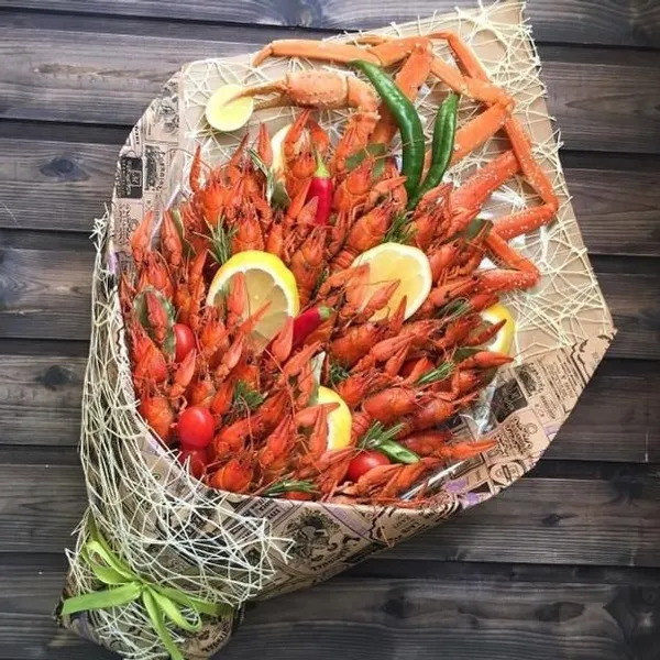 Букет из раков и конечностей краба