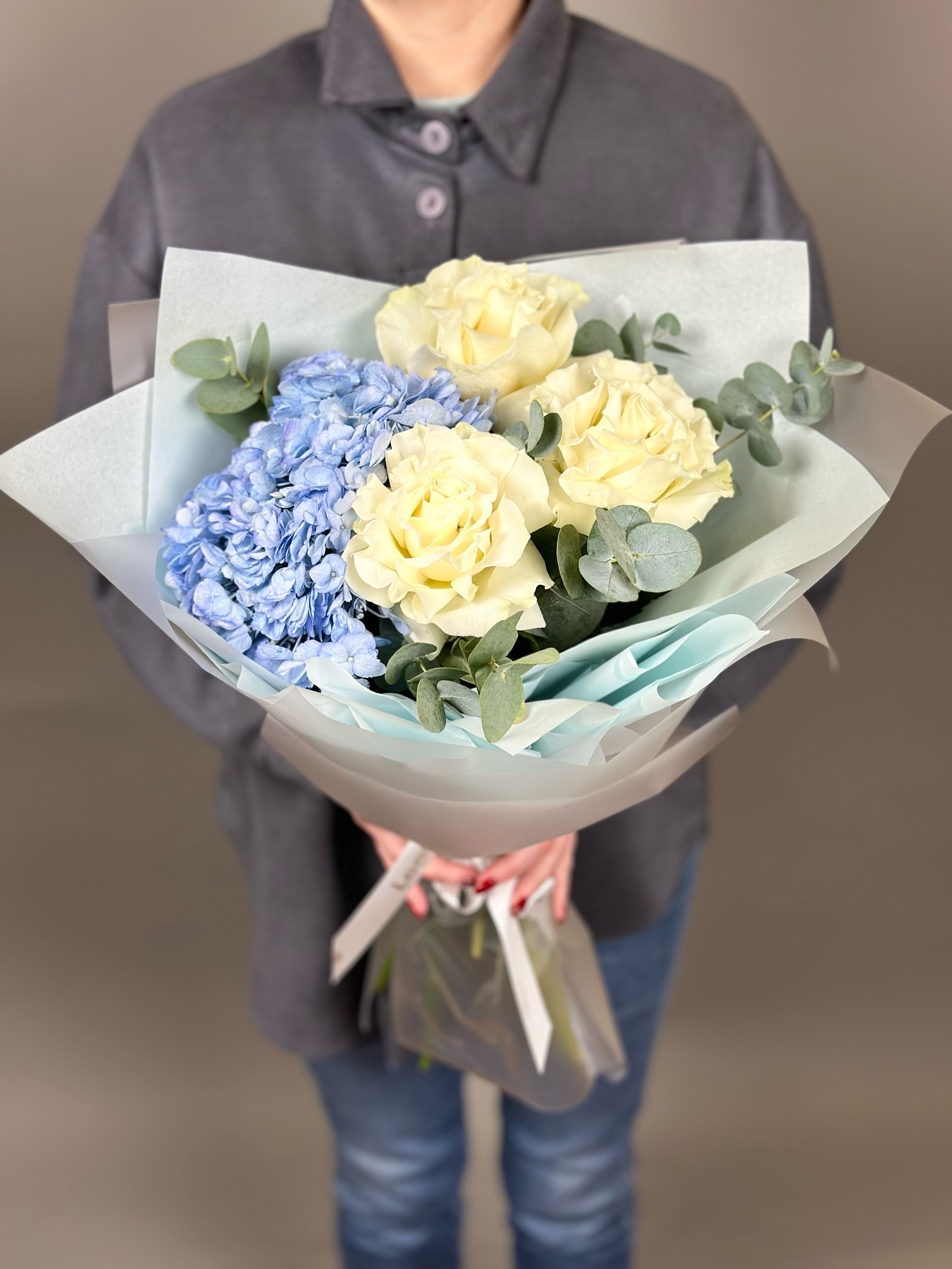 Букет с розами и гортензией " Нежное признание"