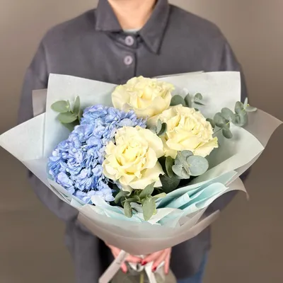 Букет с розами и гортензией " Нежное признание"