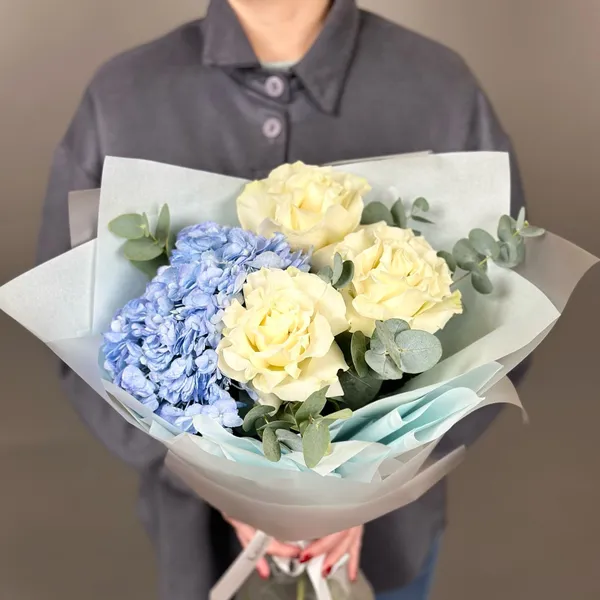 Букет с розами и гортензией " Нежное признание"