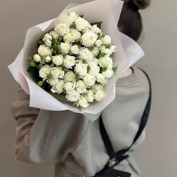 Букет белых элитных кустовых роз S