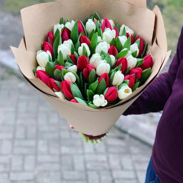 Букет из 51 красного и белого тюльпана  в оформлении