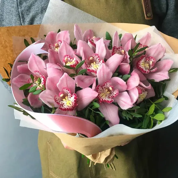 Букет из 9 розовых орхидей с фисташкой в оформлении