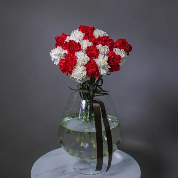 Букет траурный из 20 красных и белых гвоздик