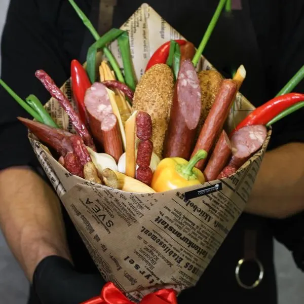 Мужской букет с колбасой и болгарским перцем