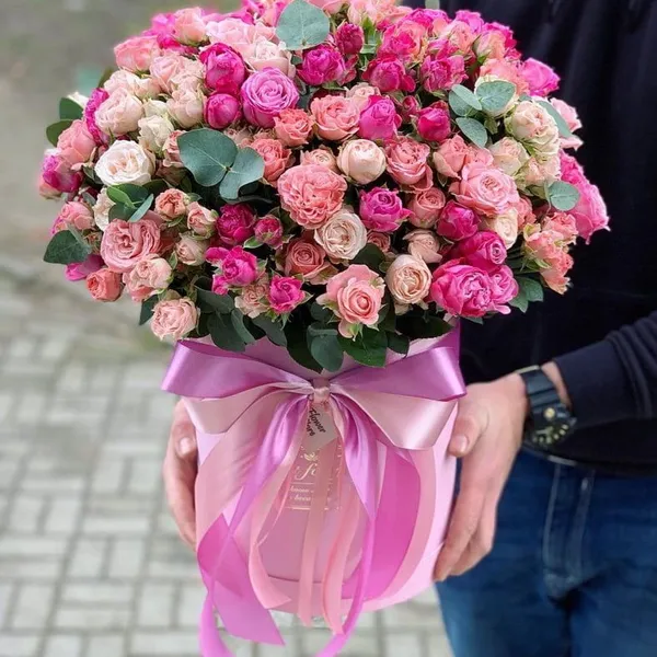 Кустовые розы в шляпной коробке "Леди"