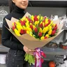 Букет из 101 красного и желтого тюльпана в оформлении 2