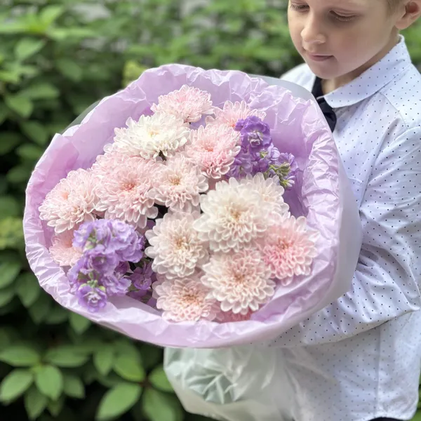 Букет с матиолой и хризантемой "Зефирный"