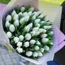 Букет из 55 белых тюльпанов в оформлении 1