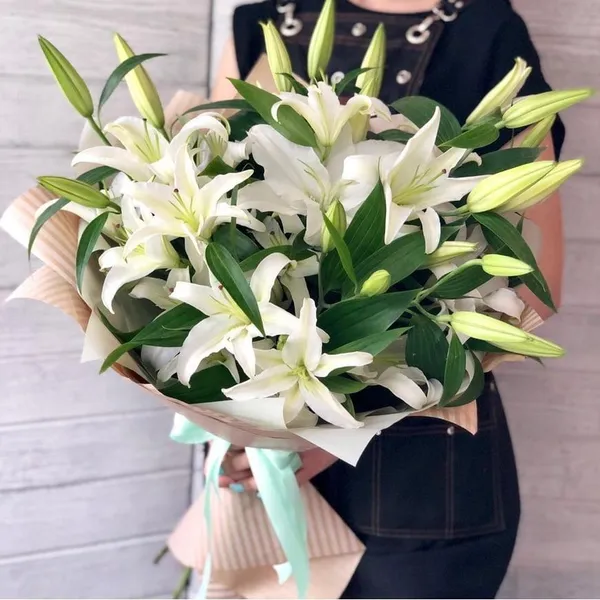 Букет из 9 белых лилий в оформлении