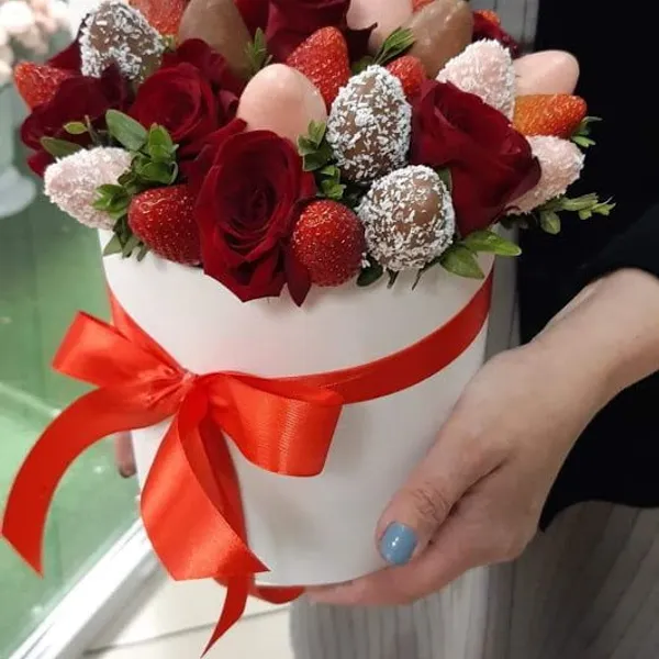 Шляпная коробка из свежей клубники в шоколаде и цветов