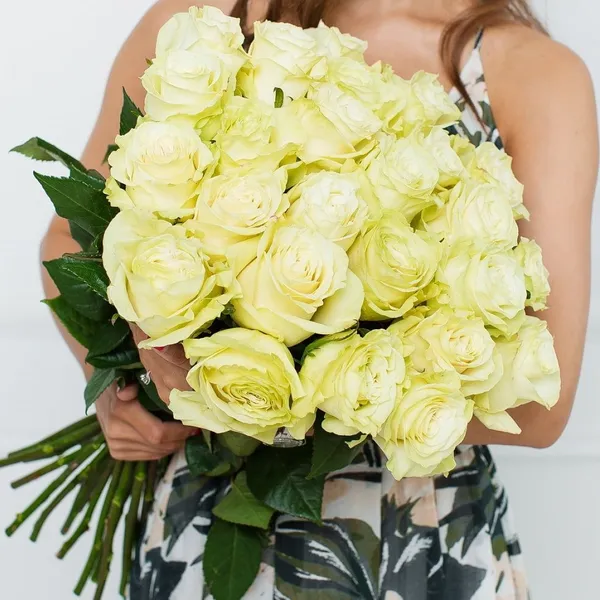 Букет из 25 белых роз "Мондиаль" 60 см